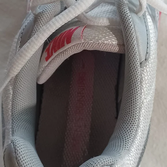 Nike Womens Initiator running shoes, white, metallic silver, and pink. Sz 9 - Picture 7 of 9